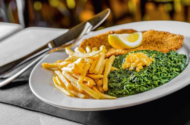 Bife à milanesa: fritas e creme de espinafre de guarnição Bife à milanesa: fritas e creme de espinafre de guarnição