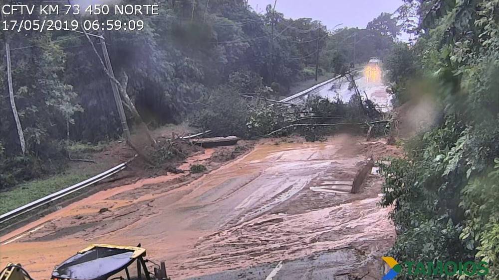 Chuvas derrubam barreiras e interditam rodovias no litoral de SP