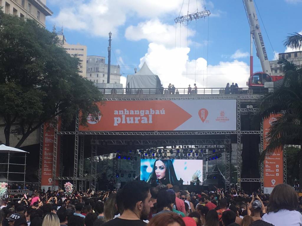 Anitta, Anavitoria e briga por guarda-chuva: o que rolou nesta Virada