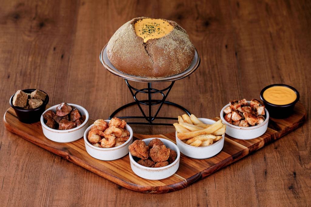 Outback faz fondue de queijo e de chocolate com acompanhamentos inusitados