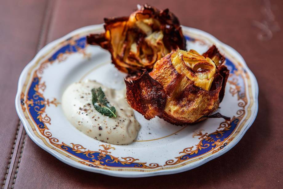 Alcachofra dourada com aïoli Alcachofra dourada com aïoli