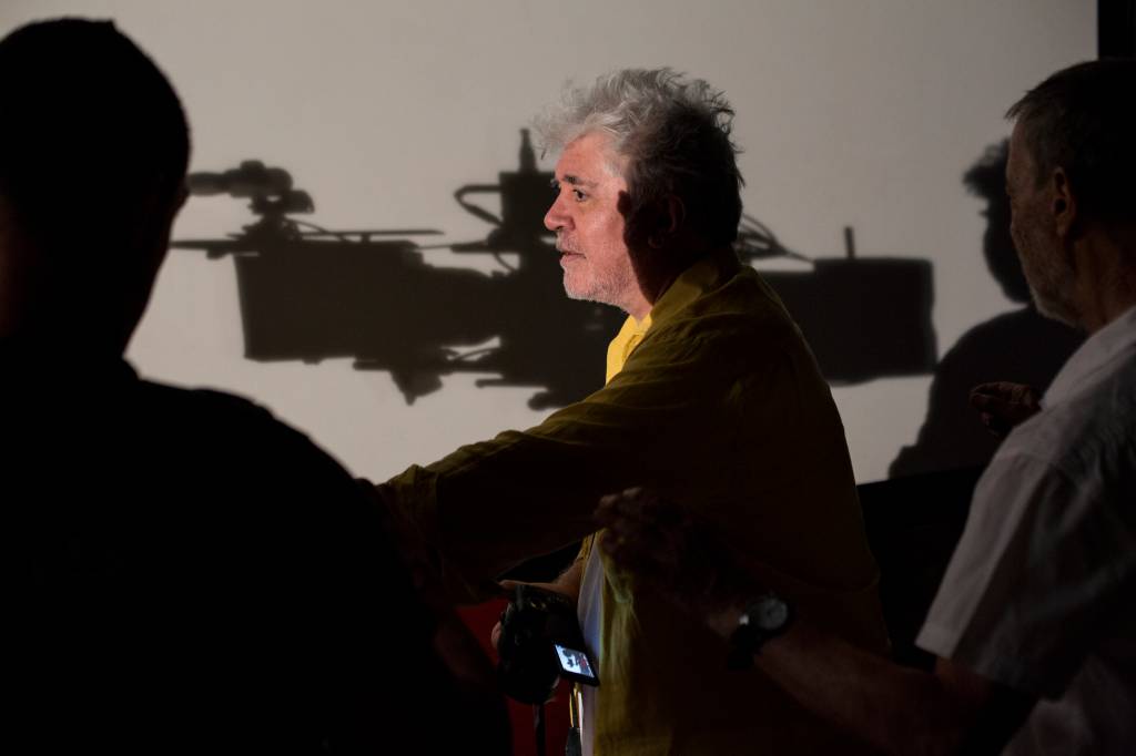 dor Pedro Almodóvar no set de Dor e Glória