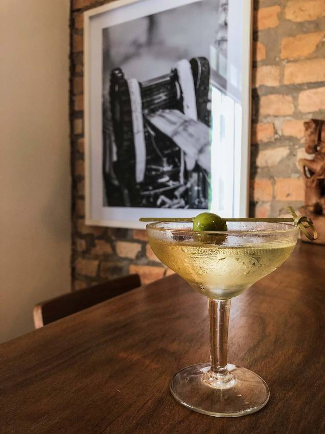 Flor da Paraíba: junta vinho manzanilla, cachaça, vermute e azeitona Flor da Paraíba: junta vinho manzanilla, cachaça, vermute e azeitona