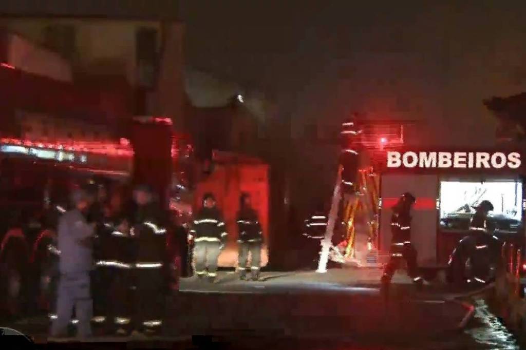 Depósito de entidade filantrópica pega fogo na Zona Leste