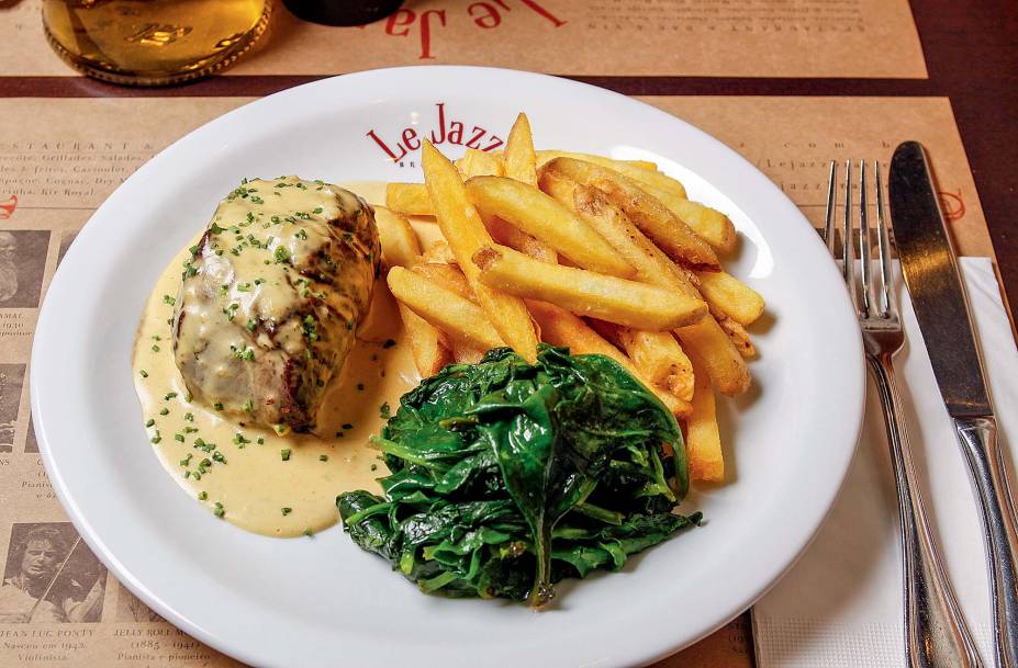 Filé ao molho de mostarda com fritas e espinafre Filé ao molho de mostarda com fritas e espinafre