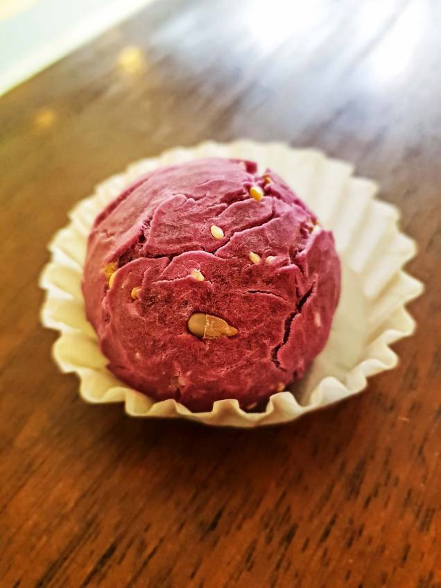 Pão de queijo feito com queijo de castanhas que ganha tom rosado pela adição de batata-doce roxa orgânica Pão de queijo feito com queijo de castanhas que ganha tom rosado pela adição de batata-doce roxa orgânica