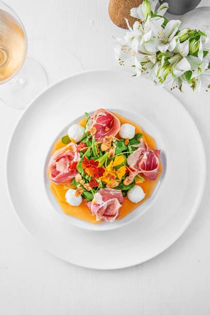 Salada Vulcano: combina melão, presunto cru, rúcula, queijo de cabra e amêndoa tostada Salada Vulcano: combina melão, presunto cru, rúcula, queijo de cabra e amêndoa tostada