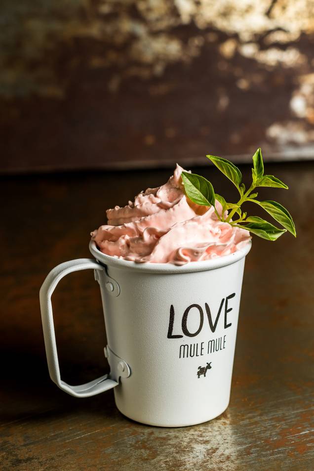Asno de natal: versão preparada com xarope de gengibre, morangos, espuma de melancia e manjericão Asno de natal: versão preparada com xarope de gengibre, morangos, espuma de melancia e manjericão