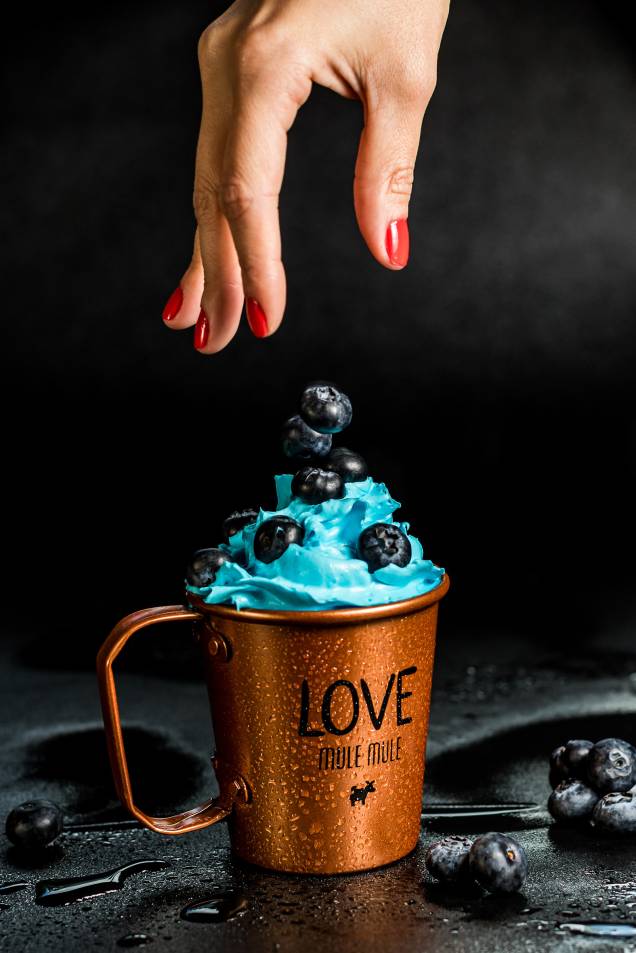 Azul de Moscow: combinação de vodka, purê de mirtilo, gengibre, espuma de Earl Grey finalizada com mirtilos Azul de Moscow: combinação de vodka, purê de mirtilo, gengibre, espuma de Earl Grey finalizada com mirtilos