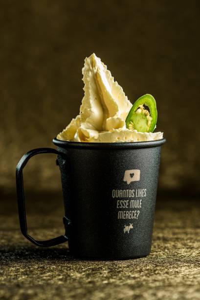 Chutando a mula: tequila, jalapeño, limão e espuma de agave Chutando a mula: tequila, jalapeño, limão e espuma de agave