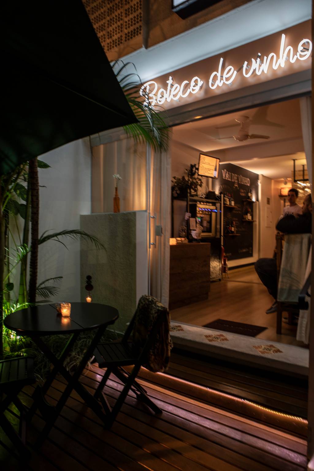O pequeno wine bar: há um deque em frente O pequeno wine bar: há um deque em frente