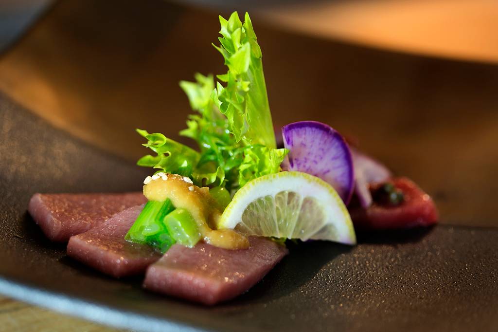 Duo de atum bluefin com missô e ameixa japonesa: prato com a assinatura do chef Duo de atum bluefin com missô e ameixa japonesa: prato com a assinatura do chef
