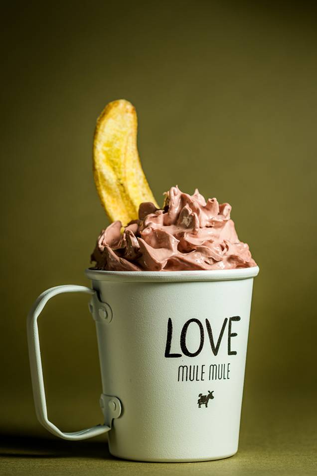 Mula brasileira: cachaça infusionada com banana, creme e chips da fruta e espuma de açaí Mula brasileira: cachaça infusionada com banana, creme e chips da fruta e espuma de açaí