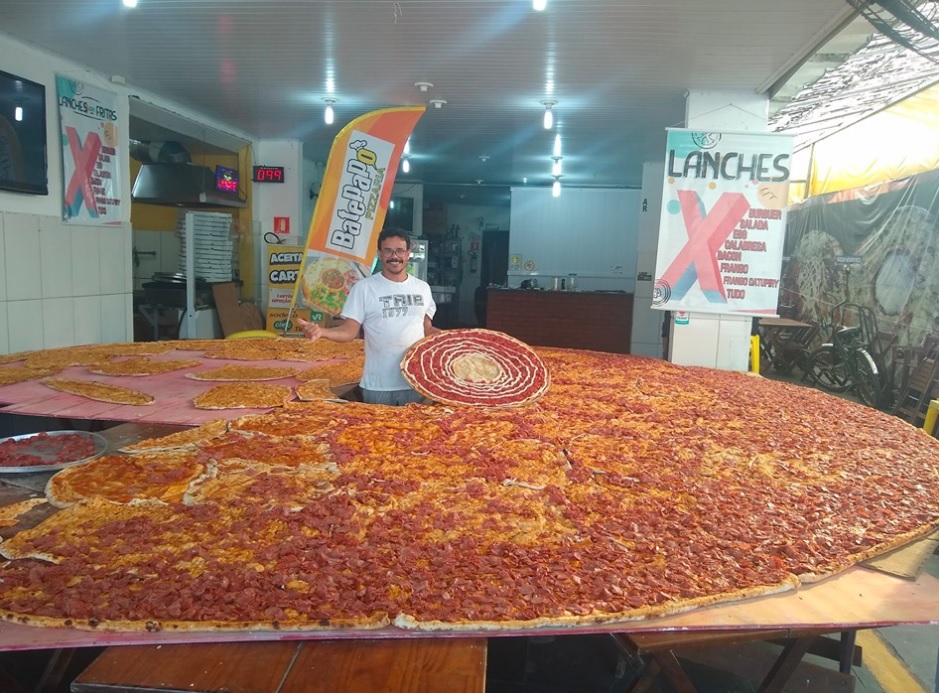 Casa do Guarujá prepara pizza gigante e avisa: não é para comer