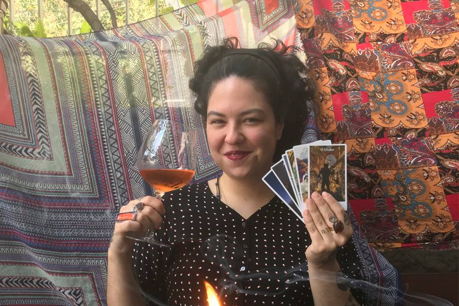 Taróloga indica vinho para cliente de acordo com a leitura das cartas