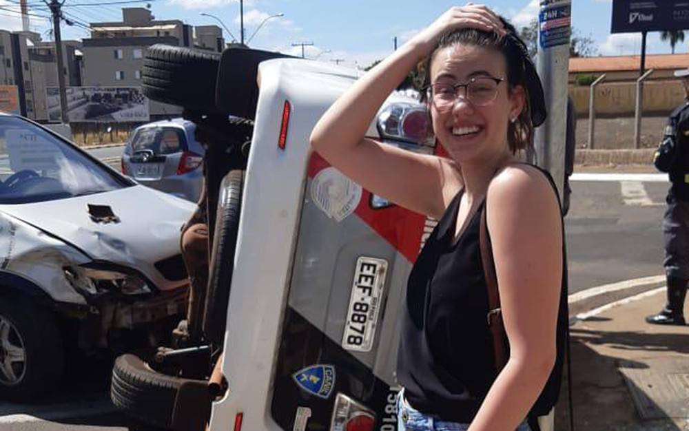 Jovem bate carro em viatura da PM uma semana após tirar CNH