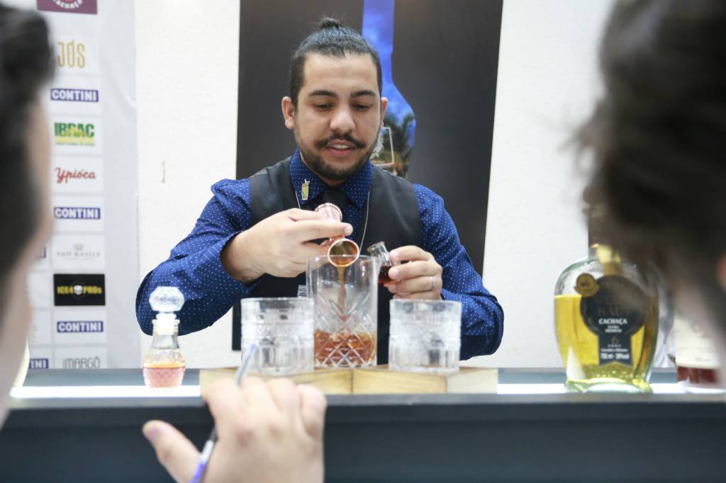 Bartender de restaurante na Paulista vence concurso de melhor rabo de galo