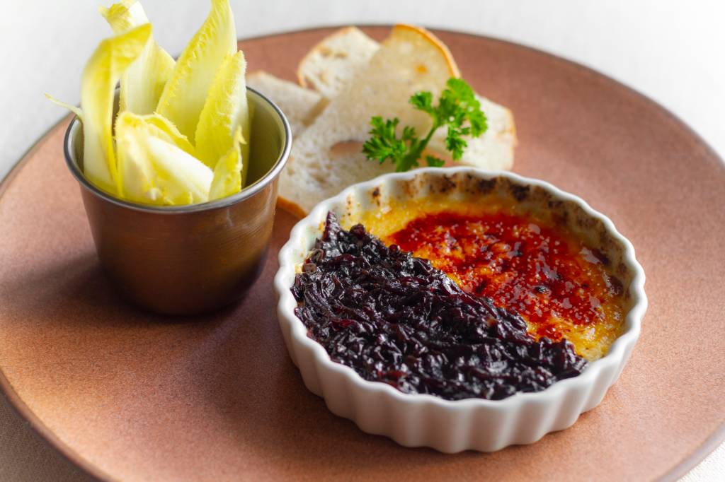 BRULEE DE QUEIJO SERRA DA CANASTRA COM CEBOLA ROXA CARAMELIZADA BRULEE DE QUEIJO SERRA DA CANASTRA COM CEBOLA ROXA CARAMELIZADA