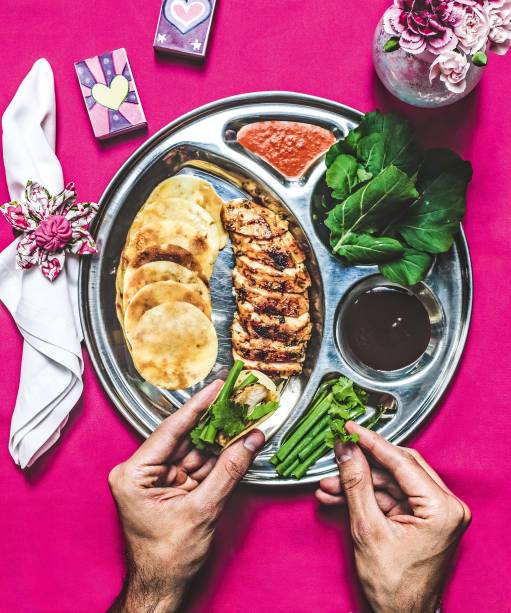 <span>Frango pequim: peito da ave com molho chinês hoisin e pimenta, cebolinha, coentro, rúcula e panquequinhas de farinha de grão-de-bico</span> <span>Frango pequim: peito da ave com molho chinês hoisin e pimenta, cebolinha, coentro, rúcula e panquequinhas de farinha de grão-de-bico</span>