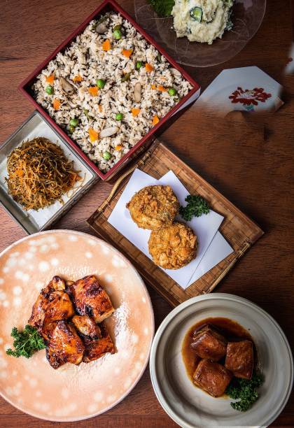 Seleção de comidinhas prontas do Sozai: frango ao teriyaki e barriga de porco estão entre os itens