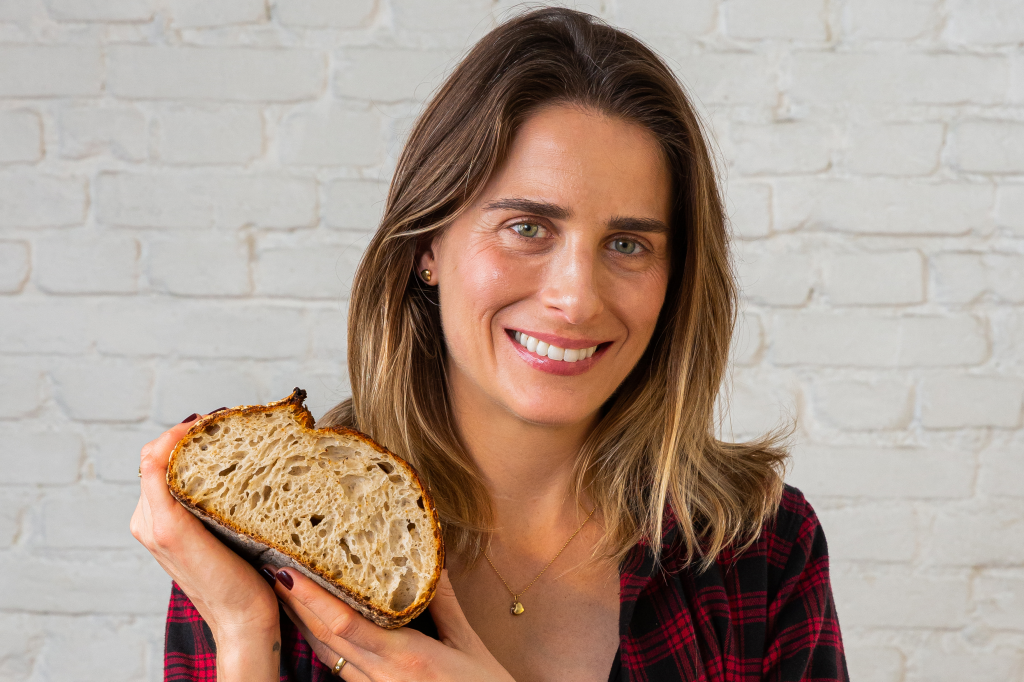 A bióloga Flávia Maculan prepara bons pães por encomenda na Toast