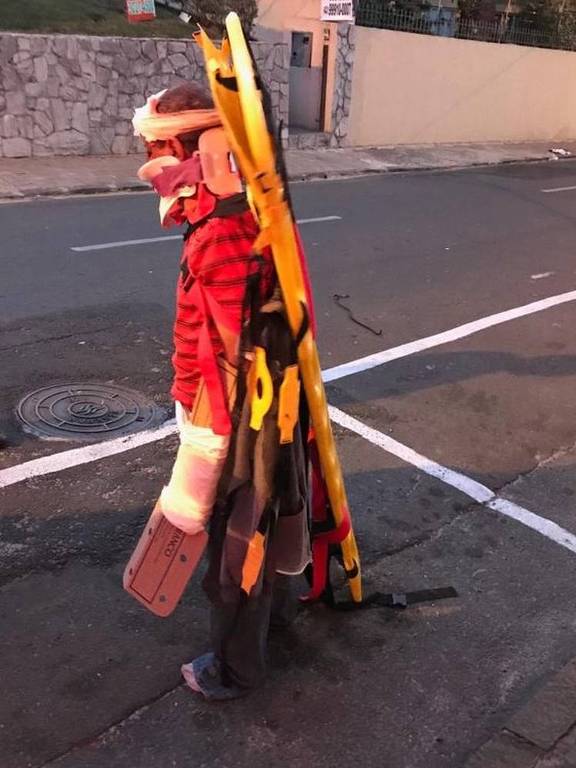 Homem foge de hospital amarrado a uma maca