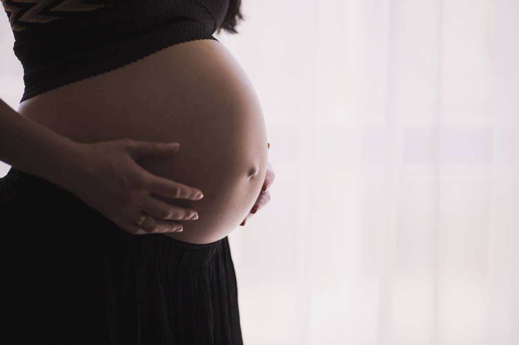 Mulher que sofreu aborto após tentar suicídio é denunciada pelo MP