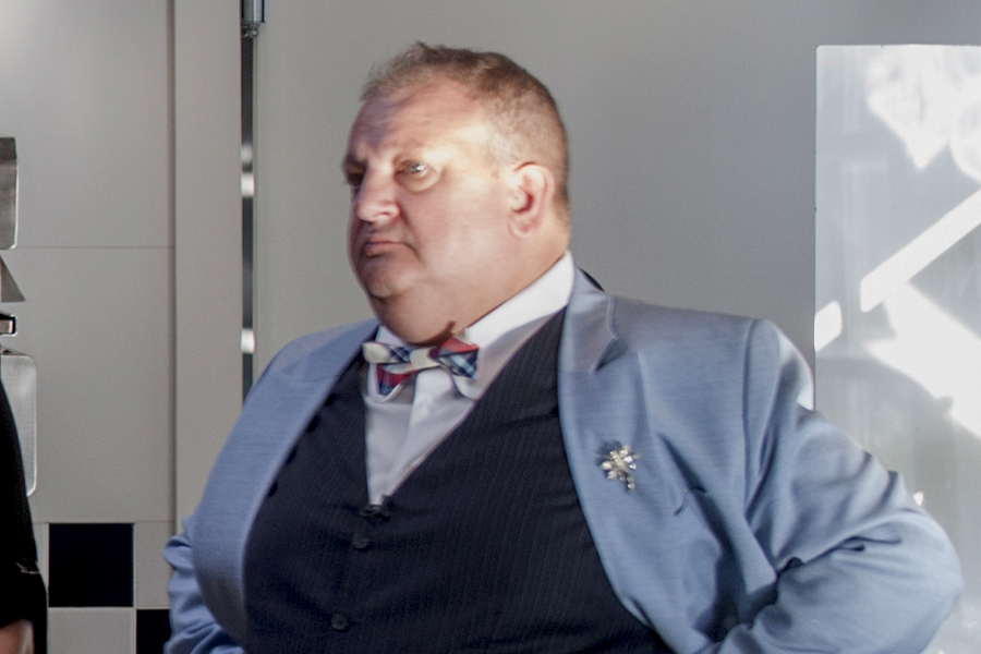 Erick Jacquin derruba comida na roupa e se irrita com amador do MasterChef