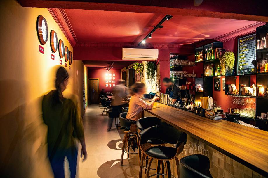 Balcão: logo na entrada do pequeno espaço Balcão: logo na entrada do pequeno espaço