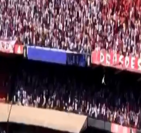 Torcedor do São Paulo cai de arquibancada do Morumbi durante jogo