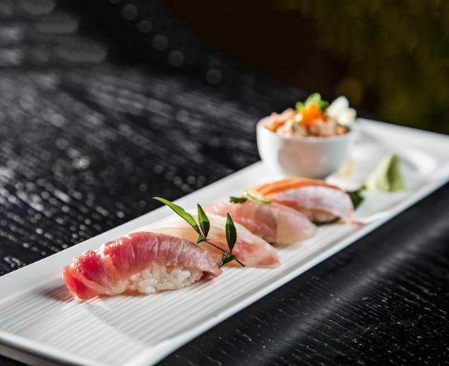 Seleção de sushis do menu assinatura: ótimos ingredientes Seleção de sushis do menu assinatura: ótimos ingredientes