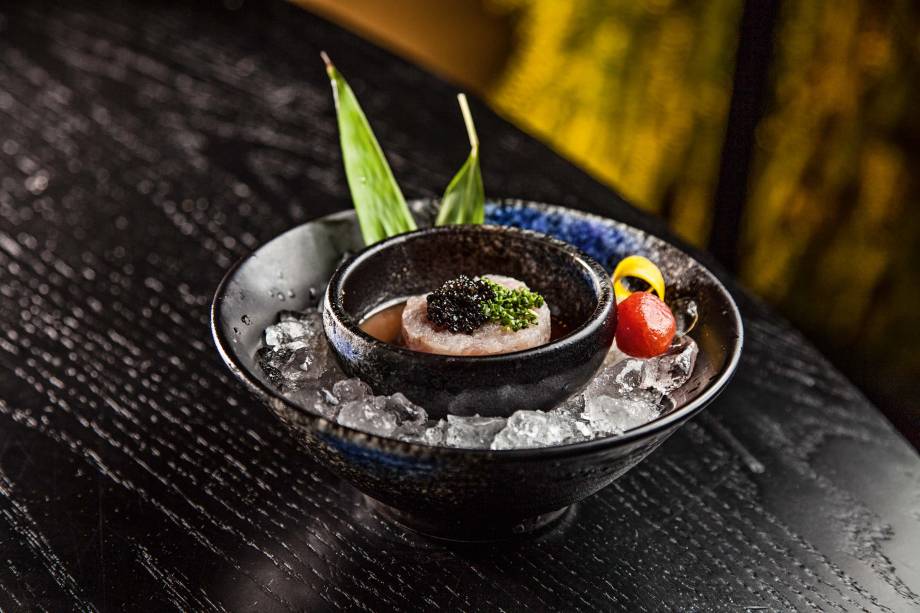 <span>Tartare de salmão com caviar: uma das sugestões frias</span> <span>Tartare de salmão com caviar: uma das sugestões frias</span>