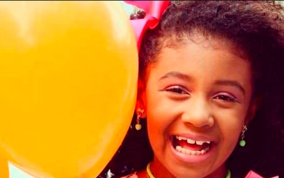 Pessoas se manifestam por morte de menina baleada no Rio: #ACulpaEdoWitzel