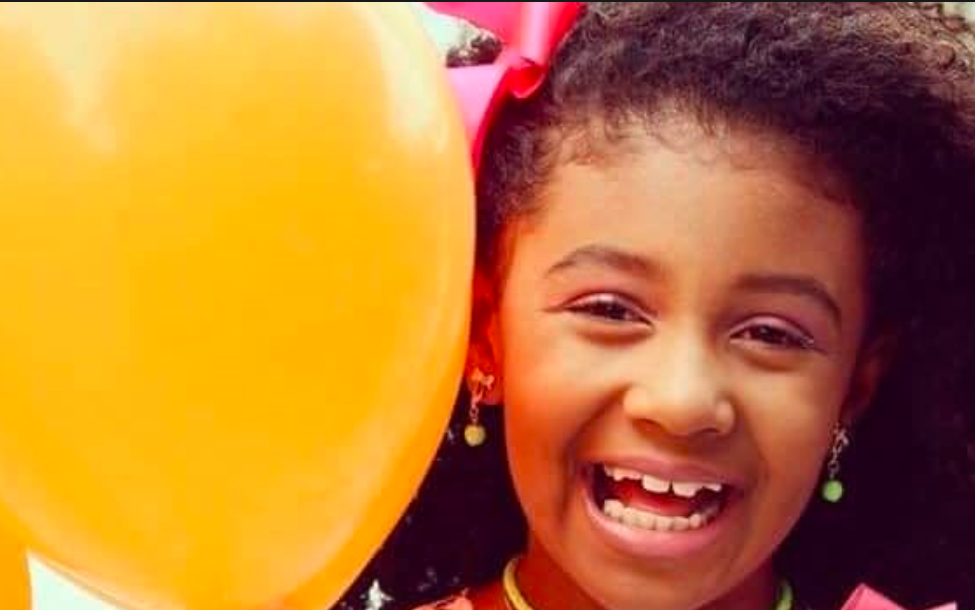 Pessoas se manifestam por morte de menina baleada no Rio: #ACulpaEdoWitzel