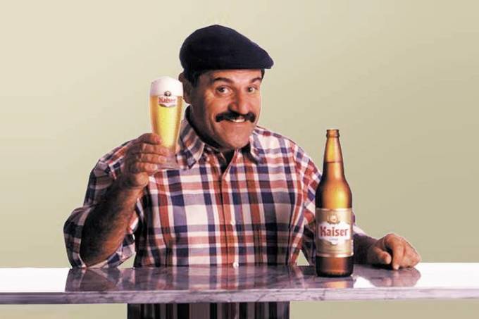 Baixinho da Kaiser troca a cerveja pelo vinho, mas continua mudo