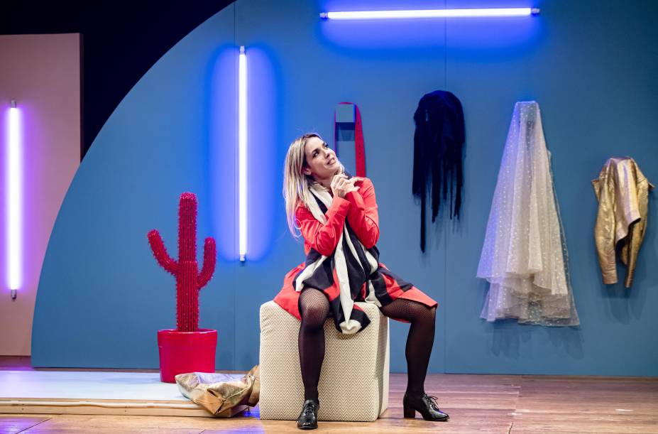 Como Ter uma Vida Quase Normal: solo de Monique Alfradique Como Ter uma Vida Quase Normal: solo de Monique Alfradique