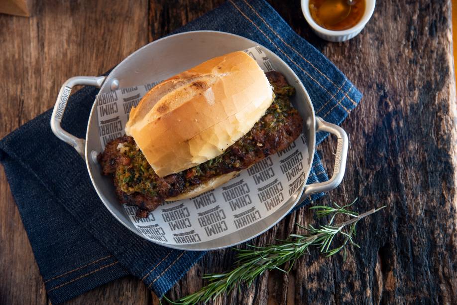 Choripán: sanduíche clássico feito com linguiça da casa Choripán: sanduíche clássico feito com linguiça da casa