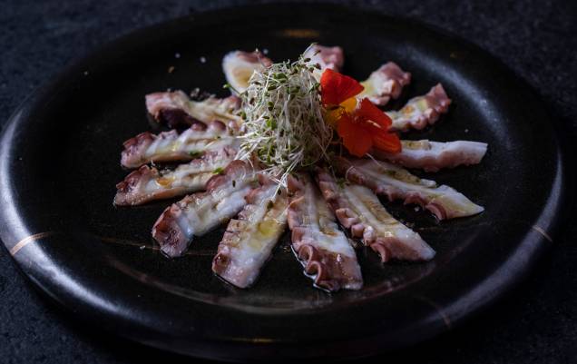 Carpaccio de polvo: com molho ponzu e cristais de sal Carpaccio de polvo: com molho ponzu e cristais de sal