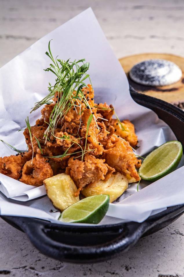 Chicharón de lula: anéis crocantes e apimentados com fritas Chicharón de lula: anéis crocantes e apimentados com fritas