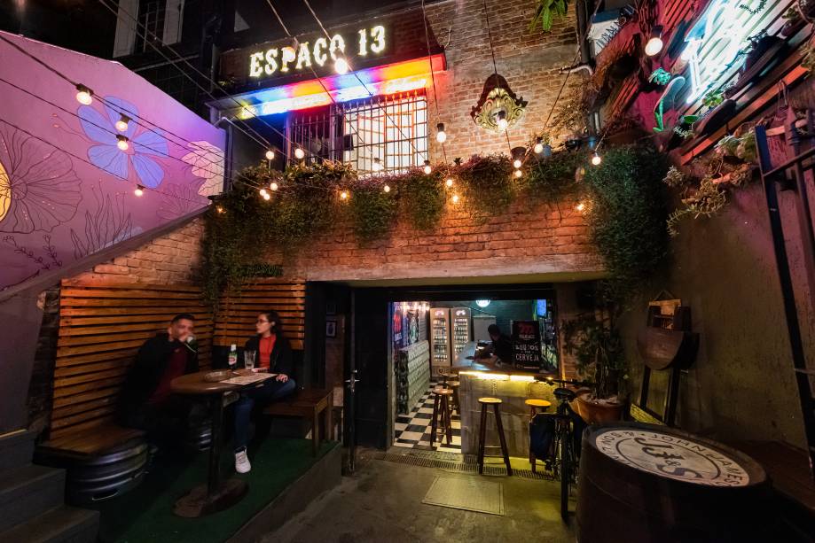 Espaço múltiplo: dois bares, barbearia e estúdio de tatuagem Espaço múltiplo: dois bares, barbearia e estúdio de tatuagem