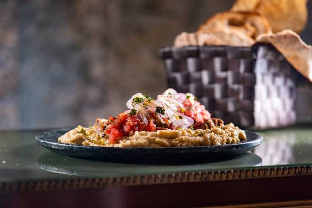 Homus: pasta é servida com rosbife Homus: pasta é servida com rosbife