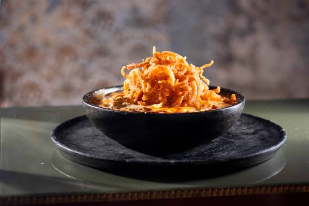 Mussaká recriada: cubos de carne e de cenoura em molho de tomate e queijo com lâminas de berinjela Mussaká recriada: cubos de carne e de cenoura em molho de tomate e queijo com lâminas de berinjela
