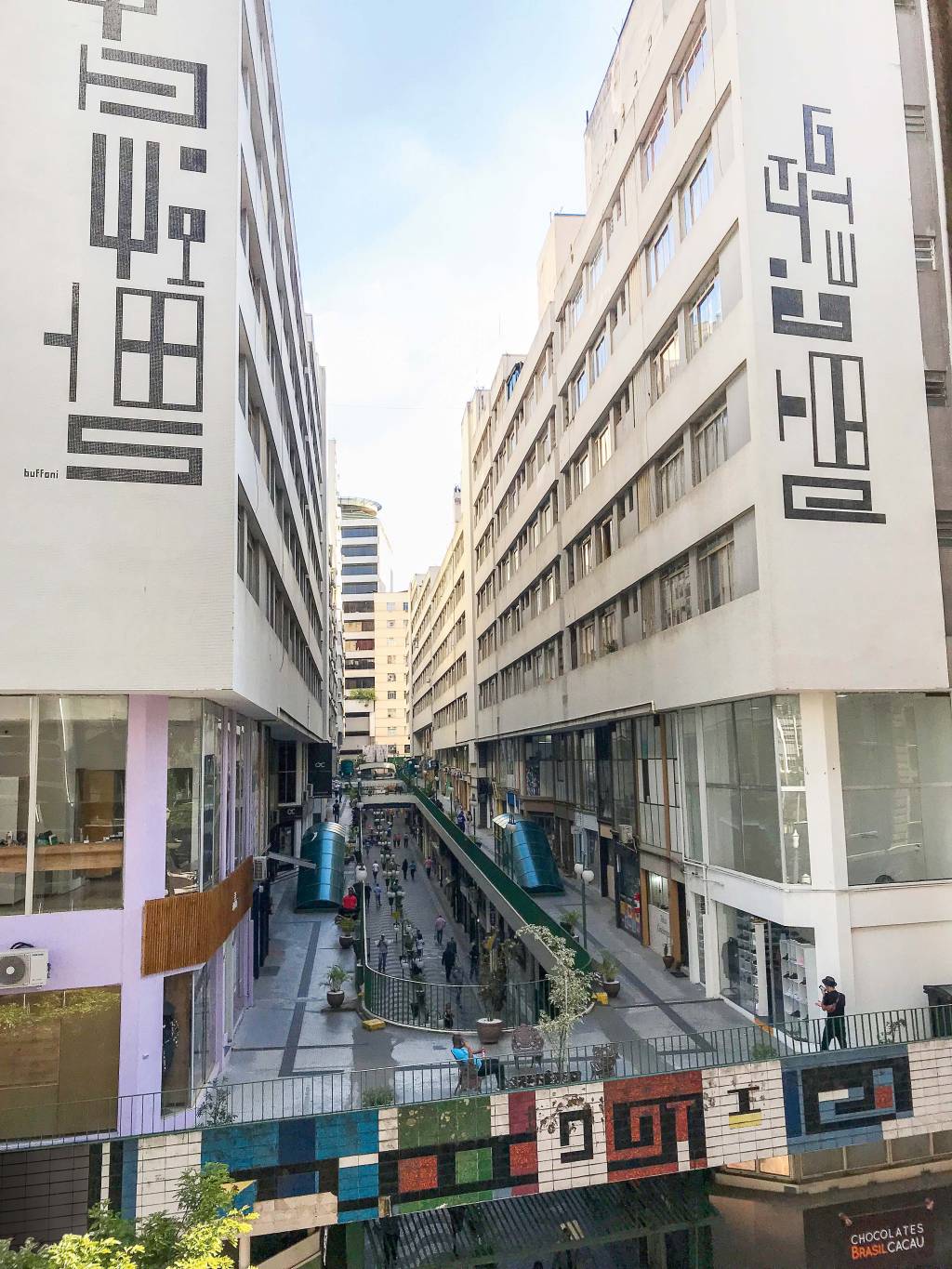 Construído em 1962, o Condomínio Nova Barão mistura privado com público