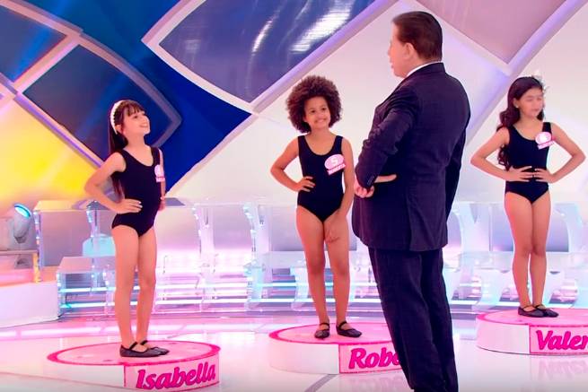 Programa Silvio Santos mostra crianças desfilando de maiô e causa polêmica