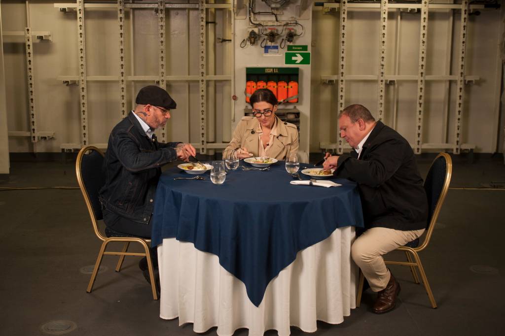MasterChef tem Paola Carosella, Jacquin e Fogaça avaliando prova num navio