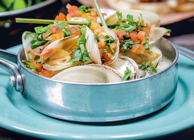 Sarnambi: marisco branco ao curry verde com capim-santo, coentro e cubinhos de tomate Sarnambi: marisco branco ao curry verde com capim-santo, coentro e cubinhos de tomate