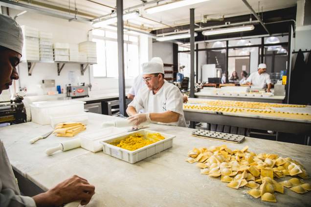 Produção de massas: trabalho feito a mão Produção de massas: trabalho feito a mão