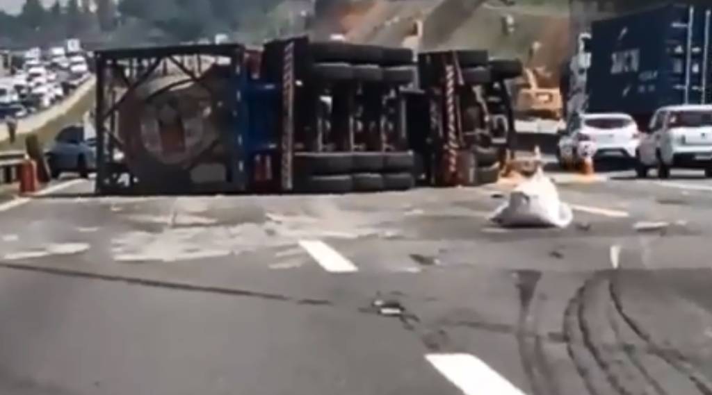 Caminhão tomba e interdita trecho de Rodoanel em Osasco