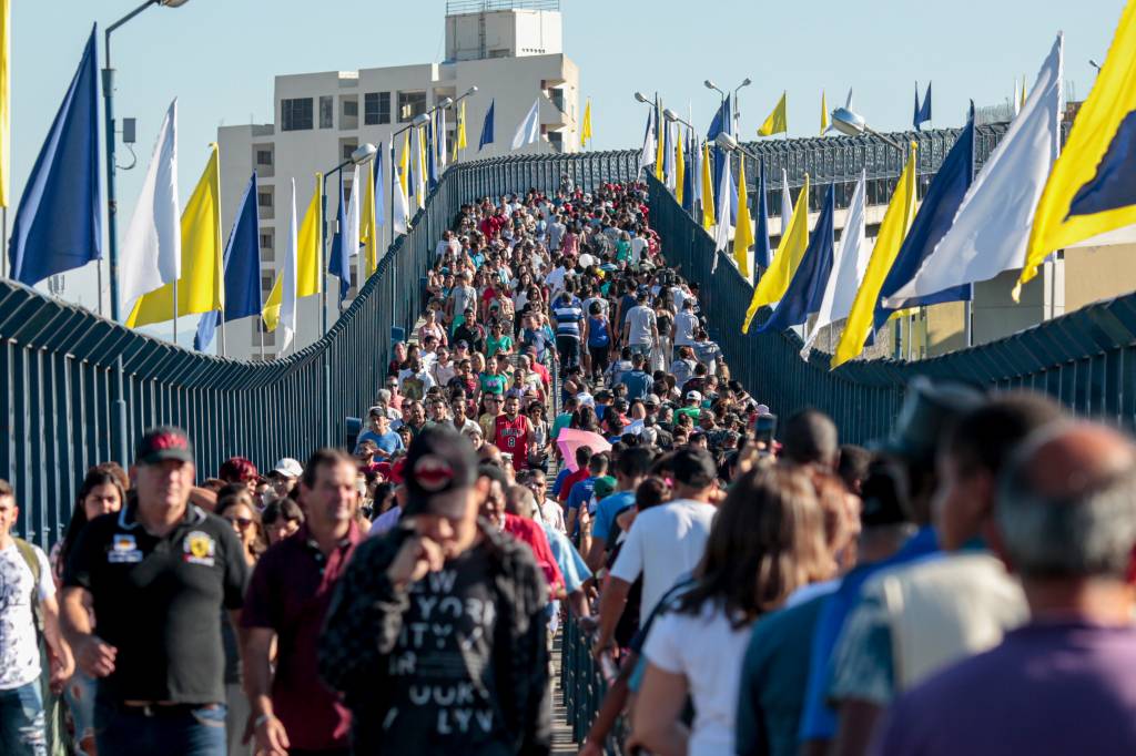 Romeiros lotam acostamento da Dutra para chegar em Aparecida