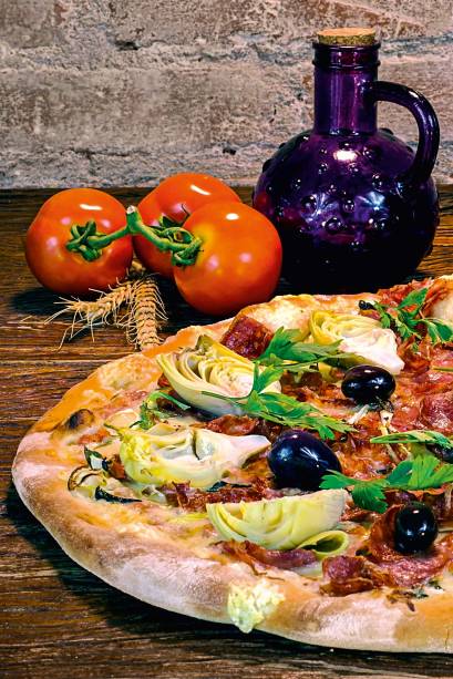 Amalfitana: mussarela, calabresa, coração de alcachofra em conserva e salsinha Amalfitana: mussarela, calabresa, coração de alcachofra em conserva e salsinha